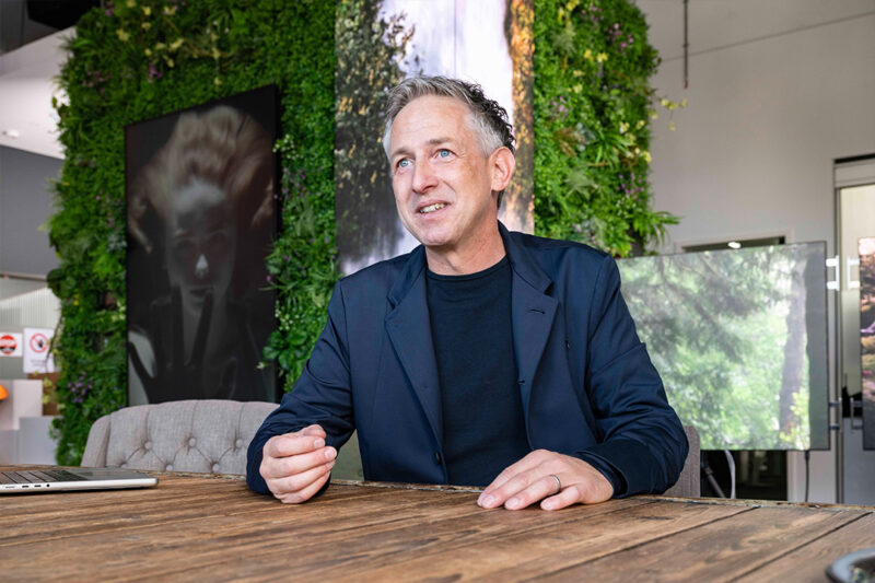 “With New Retail, we combine intelligent AI technology and neuropsychological insights with our lighting expertise to create personalised and engaging content that responds to individual customer needs in real time. For customers, this leads to an increased dopamine release in the brain, while for retailers, it leads to an increase in products found in shopping baskets.” Roland Gowick, Head of Global Key Account Retail at Zumtobel